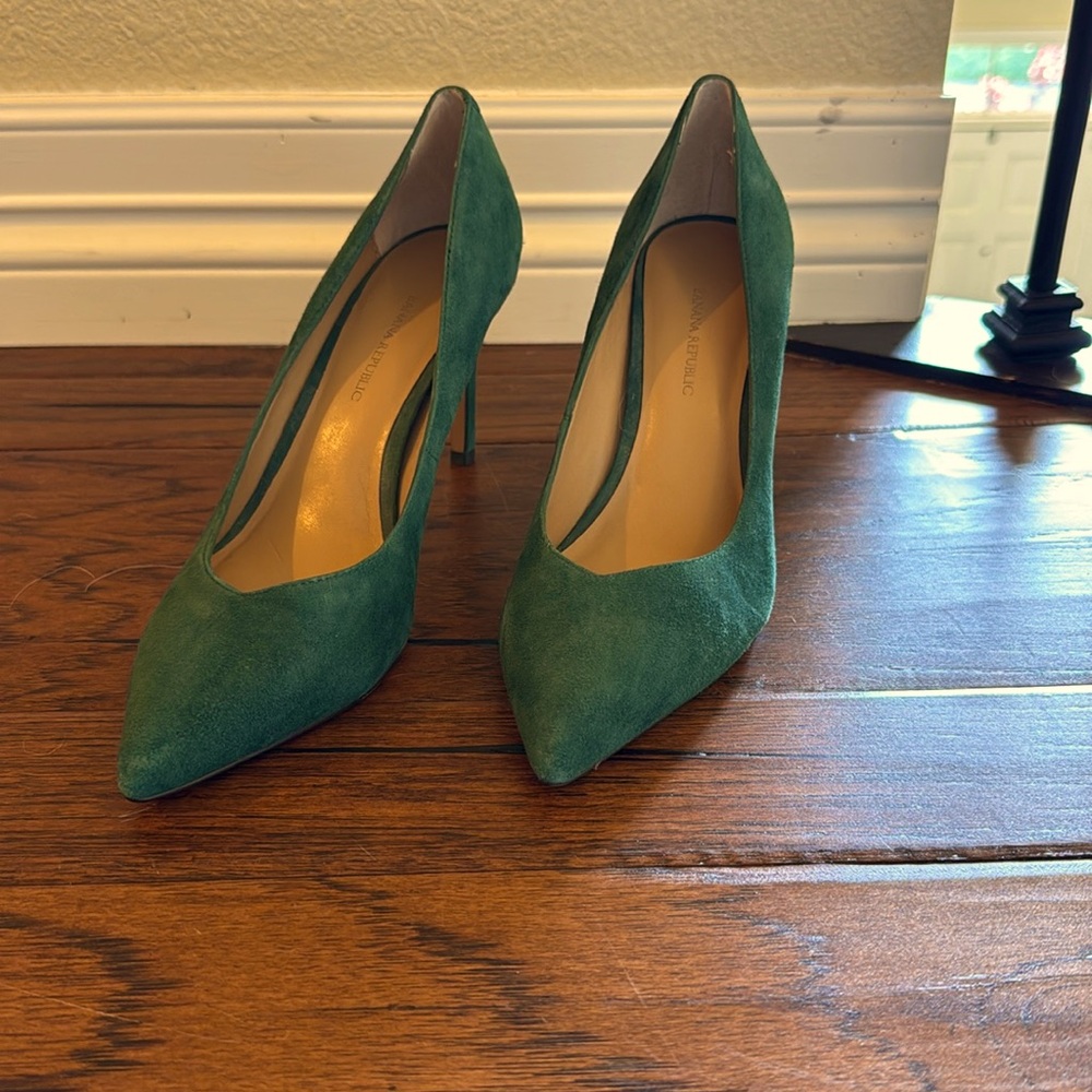 Banana Republic Forest Green Suede Pointed Toe Pumps - Size 8 Great Condition